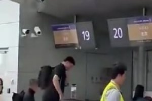 新加坡网友晒和姚明同一航班：大姚这包包感觉太紧了