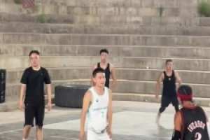 以为艾弗森球迷都不看球了，没想到还有人模仿他打球