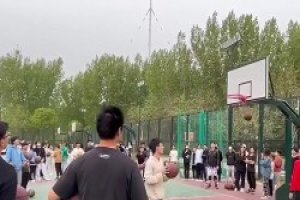 野球场库里啊！小伙神准三分，引得现场“卧槽”声不断！