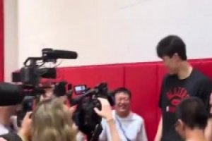 人气很旺啊！30多家媒体出席杨瀚森首次夏联采访