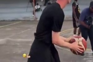 三分神射！帕尔默野球场投三分球空心入网